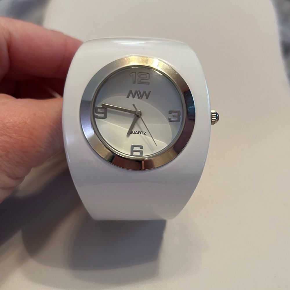 White Quartz MW Wearable Bracelet Watch